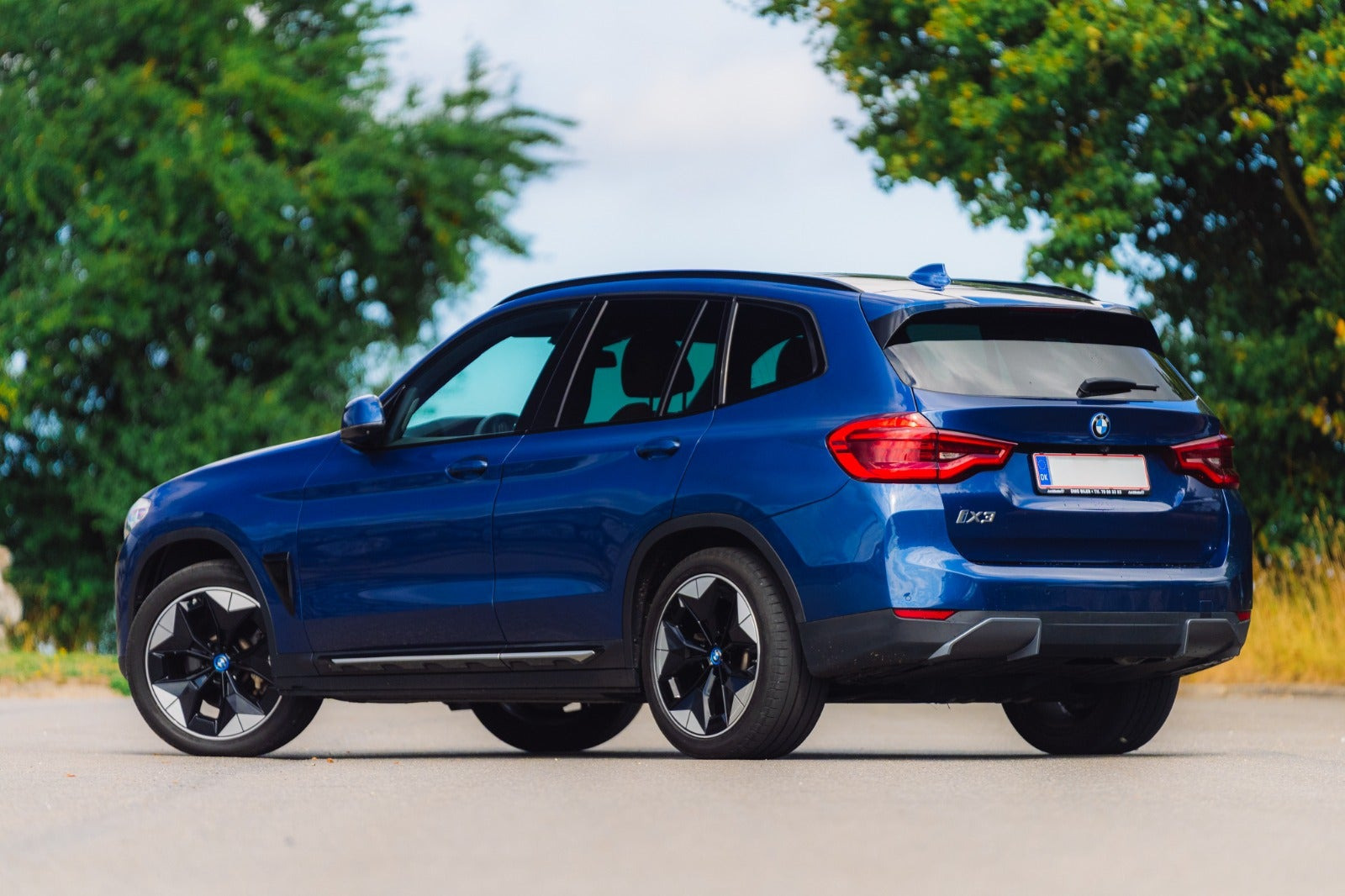 Blå BMW iX3 fra 2021