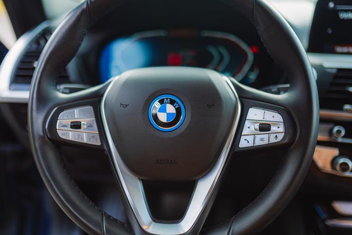 Blå BMW iX3 fra 2021