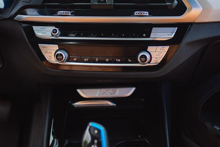 Blå BMW iX3 fra 2021