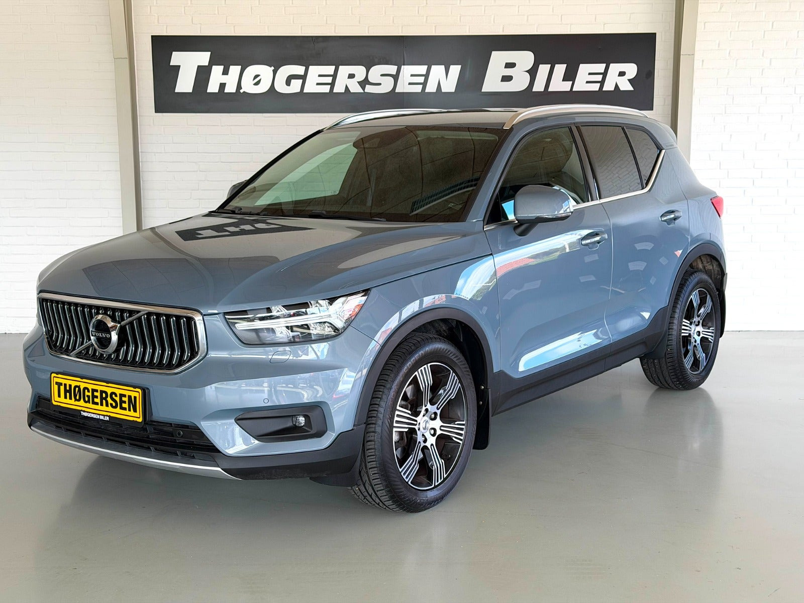 Grå Volvo XC40 fra 2020 set udefra