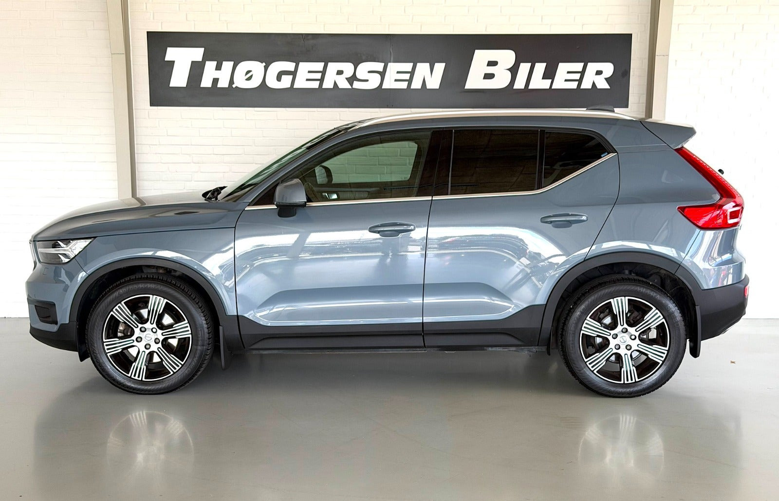 Grå Volvo XC40 fra 2020