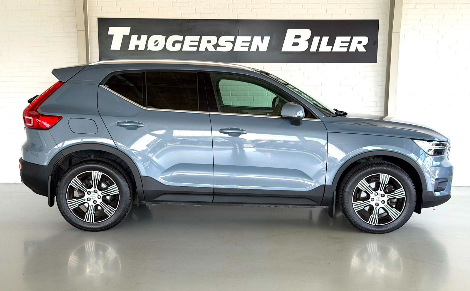 Grå Volvo XC40 fra 2020