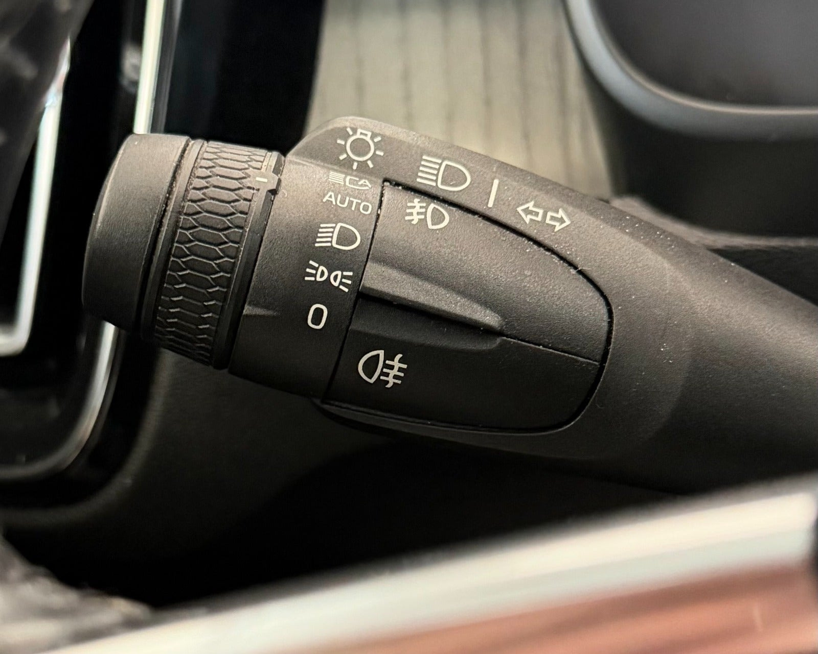 Grå Volvo XC40 fra 2020