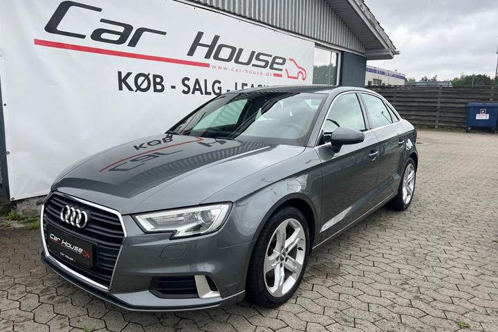 Grå Audi A3 fra 2018 set udefra