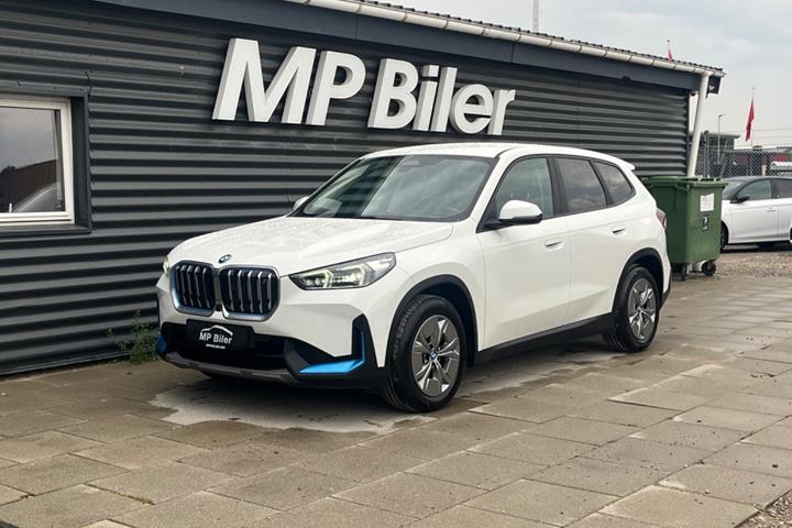 Hvid BMW iX1 fra 2023 set udefra