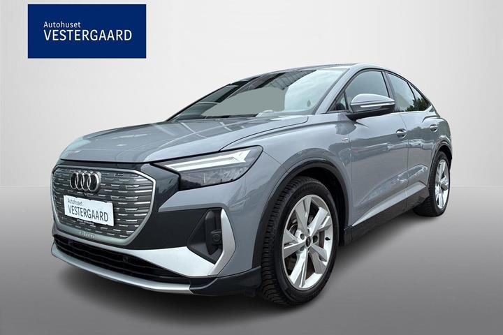 Grå Audi Q4 e-tron fra 2024 set udefra