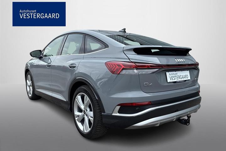 Grå Audi Q4 e-tron fra 2024
