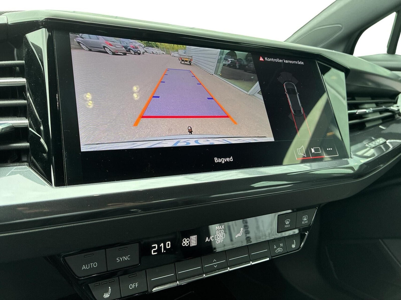 Grå Audi Q4 e-tron fra 2024
