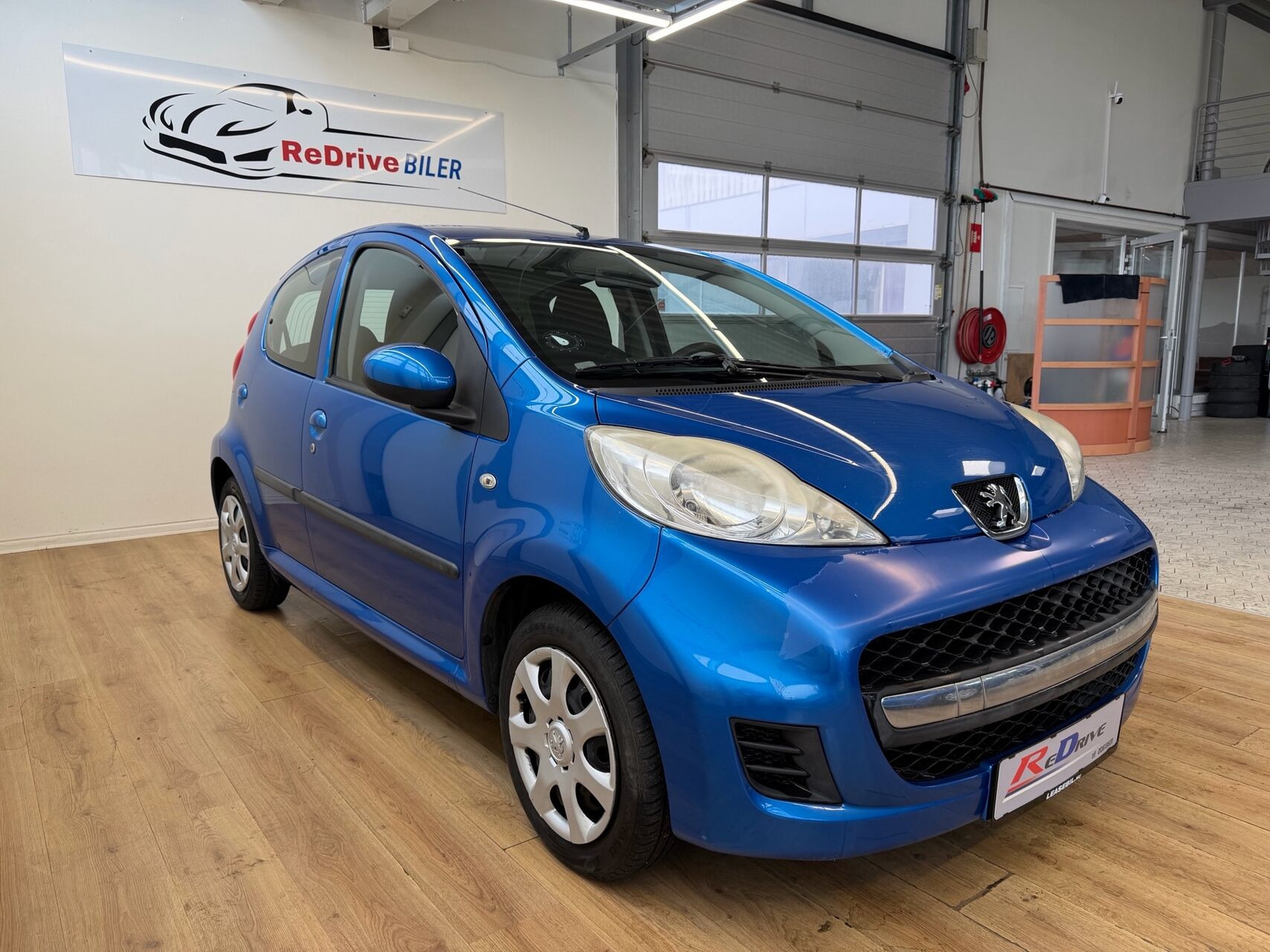 Blå Peugeot 107 fra 2011
