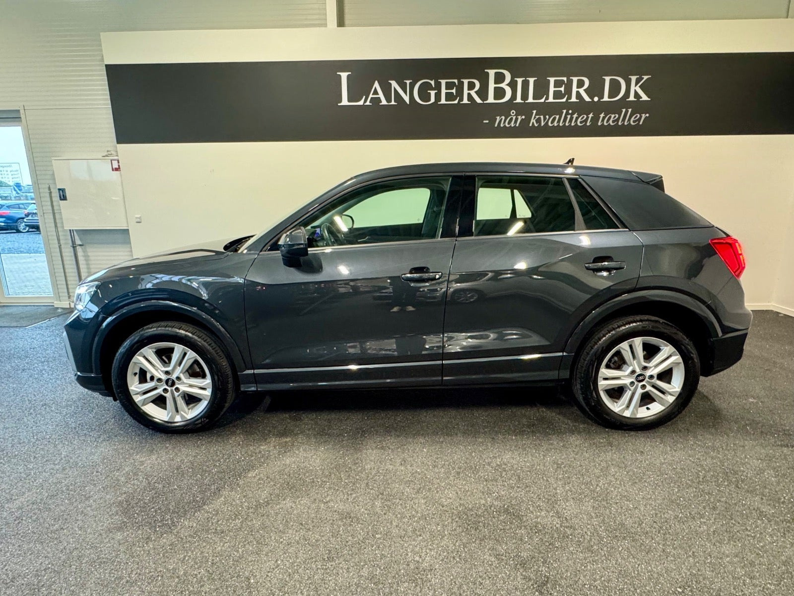Grå Audi Q2 fra 2023