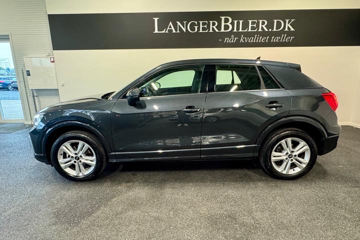 Grå Audi Q2 fra 2023