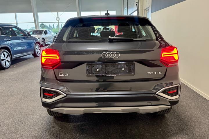 Grå Audi Q2 fra 2023