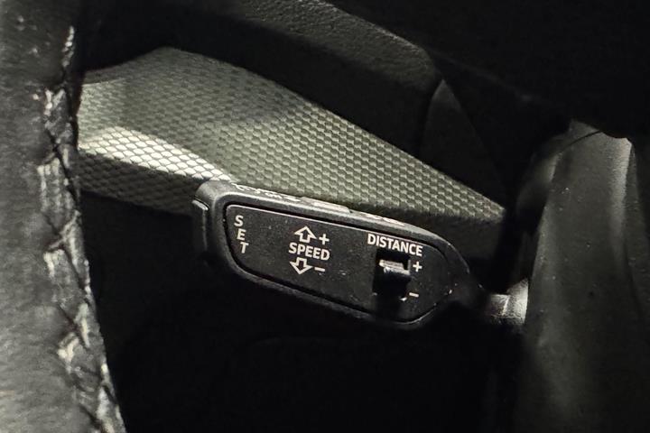 Grå Audi Q2 fra 2023