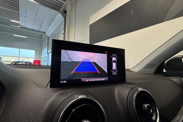 Grå Audi Q2 fra 2023