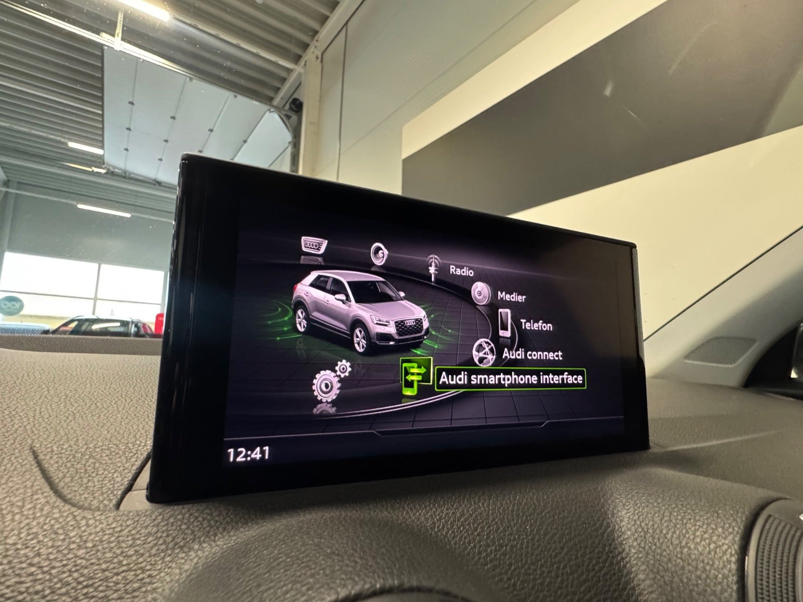 Grå Audi Q2 fra 2023