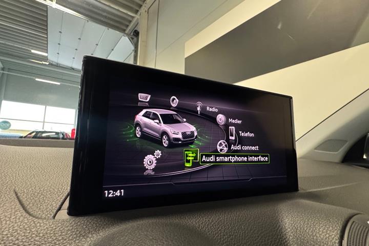 Grå Audi Q2 fra 2023