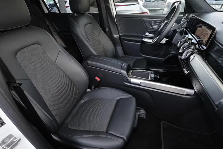 Hvid Mercedes EQB250+ fra 2025