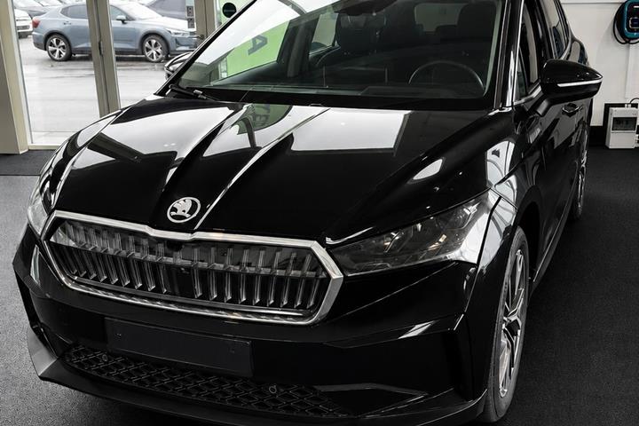 Sort Skoda Enyaq fra 2023 set udefra
