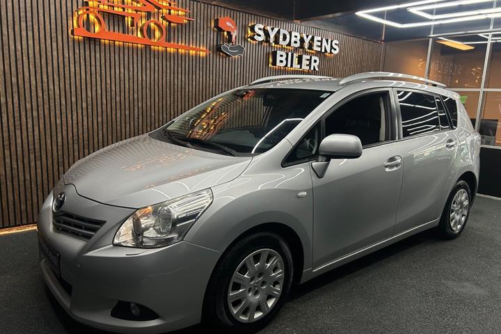 undefined Toyota Sportsvan fra 2012 set udefra