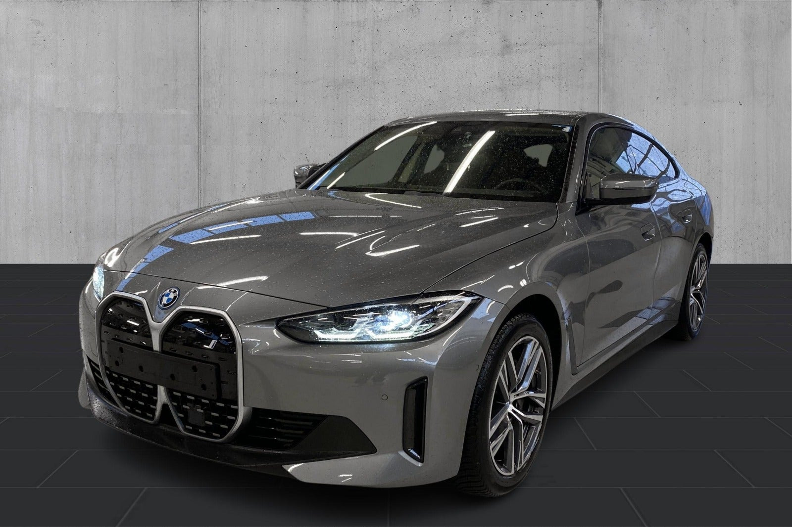 Grå BMW i4 fra 2024 set udefra
