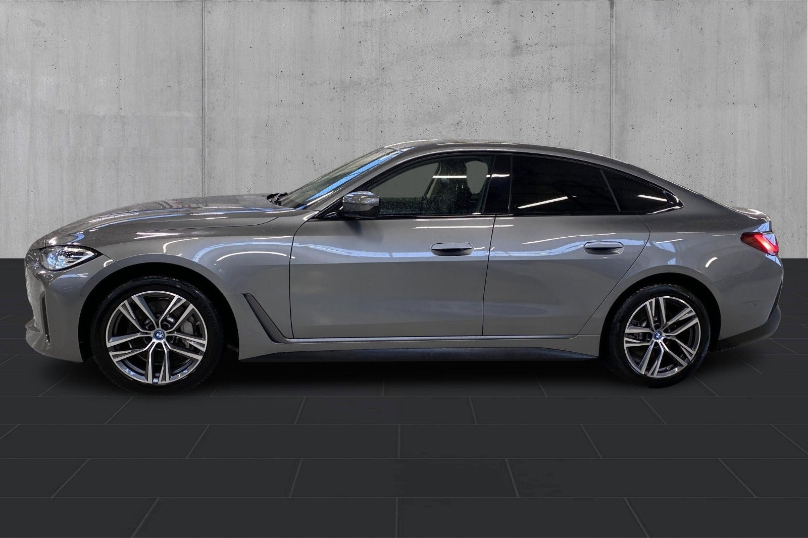 Grå BMW i4 fra 2024