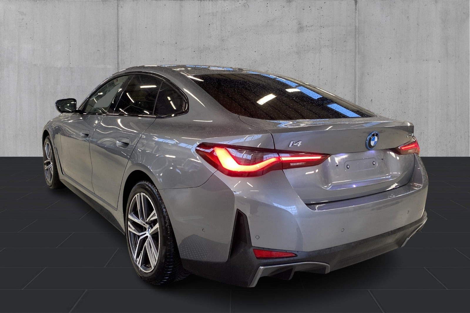 Grå BMW i4 fra 2024