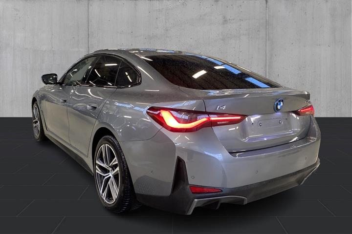 Grå BMW i4 fra 2024