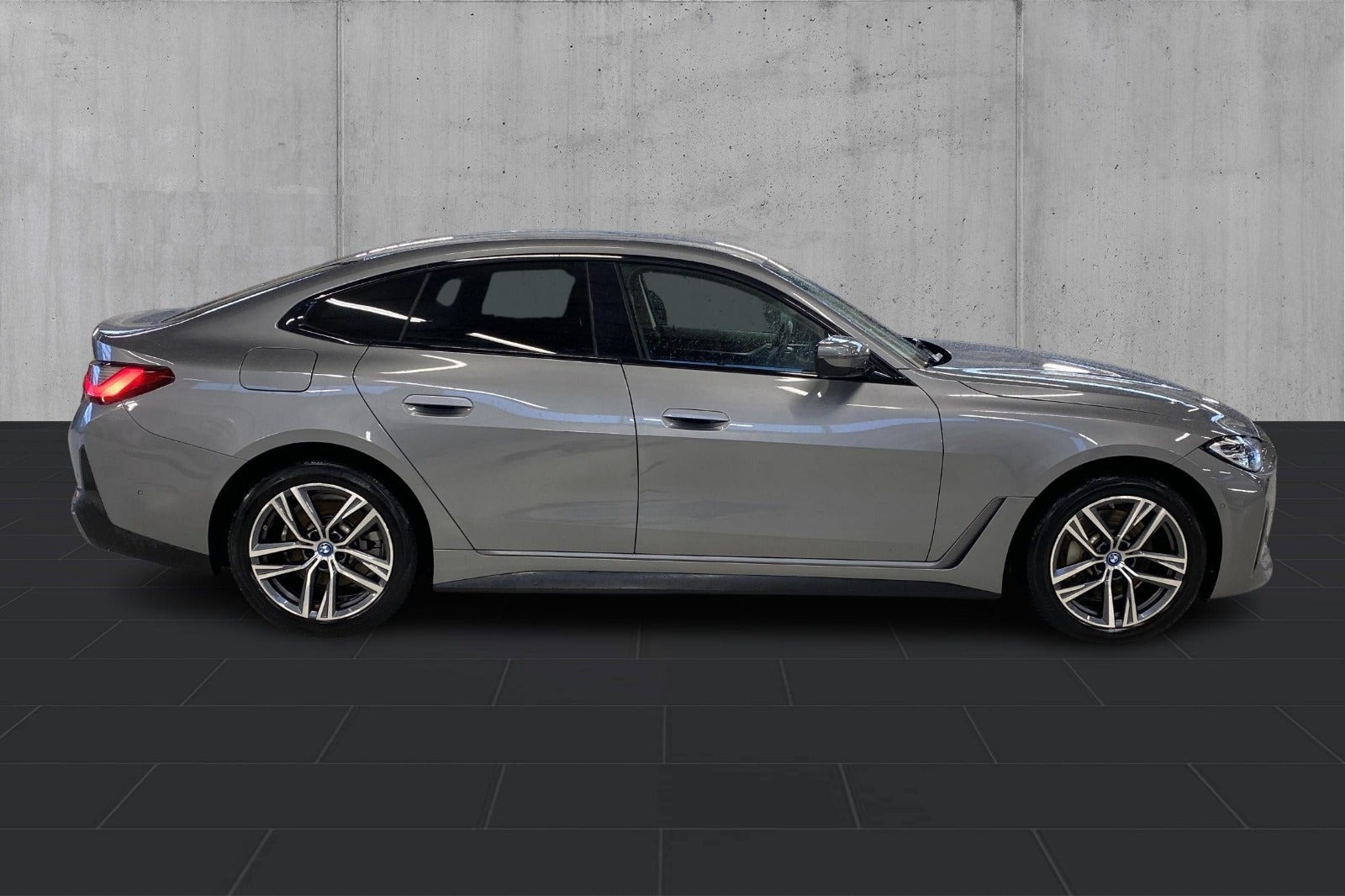 Grå BMW i4 fra 2024