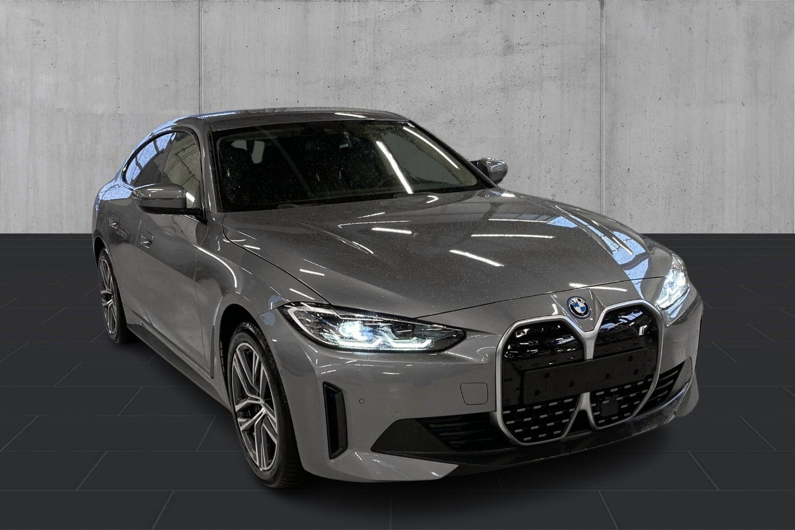 Grå BMW i4 fra 2024