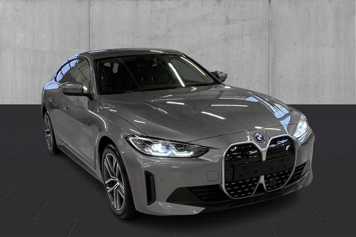 Grå BMW i4 fra 2024