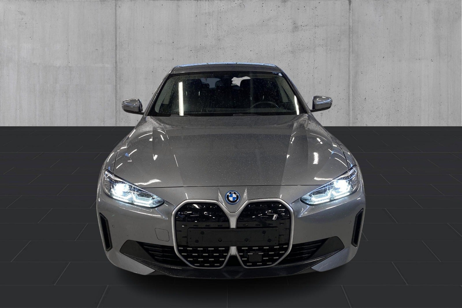 Grå BMW i4 fra 2024