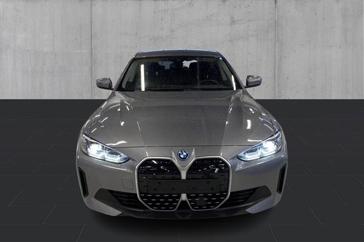 Grå BMW i4 fra 2024