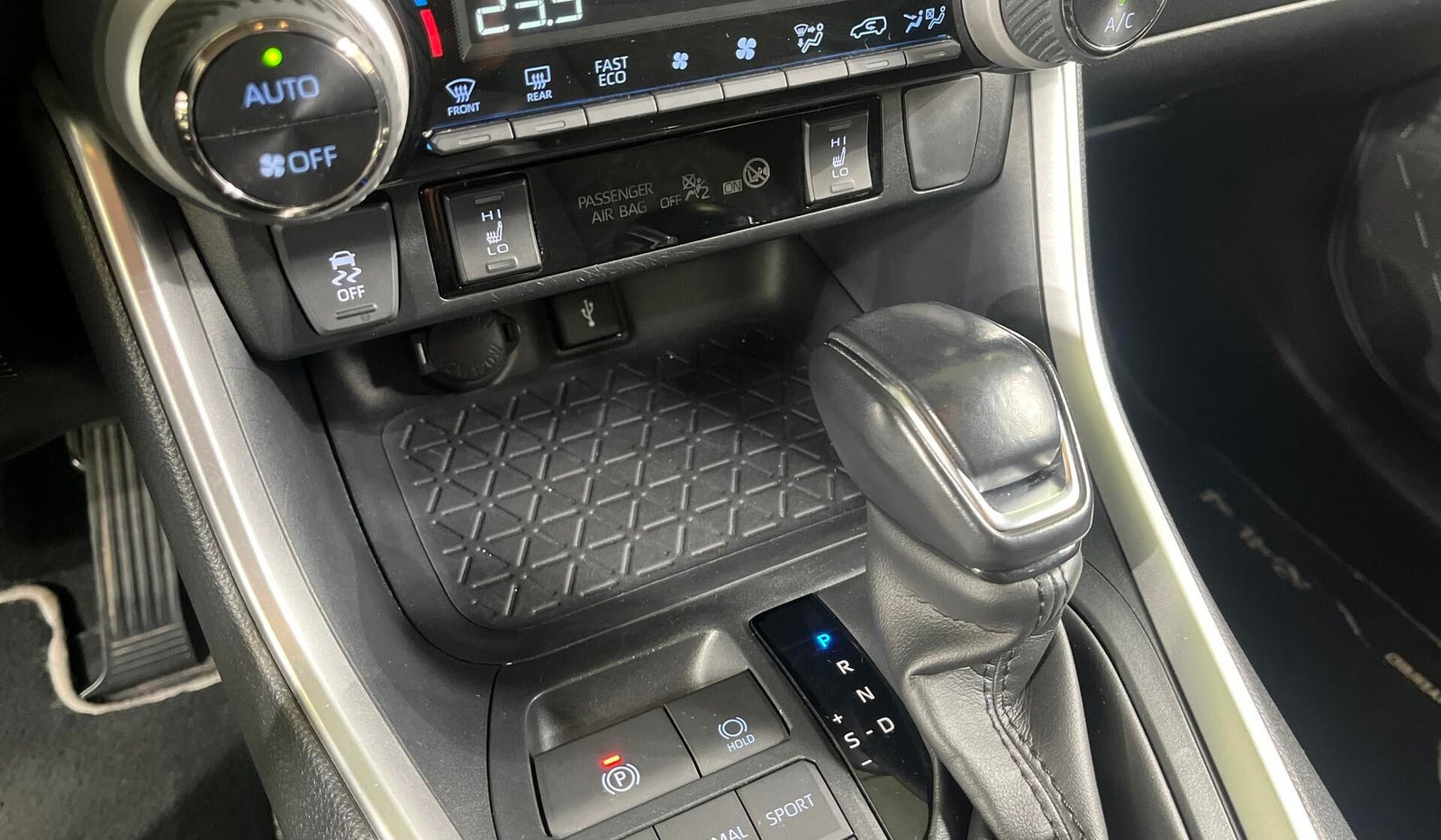 Sølv Toyota RAV4 fra 2020