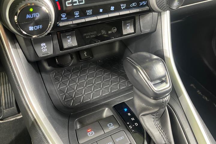Sølv Toyota RAV4 fra 2020
