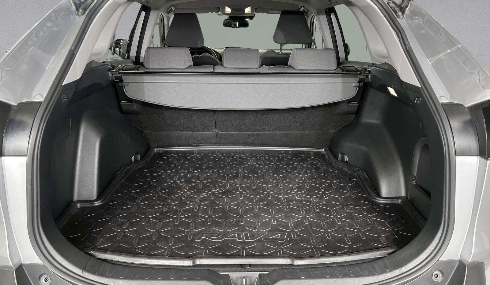 Sølv Toyota RAV4 fra 2020