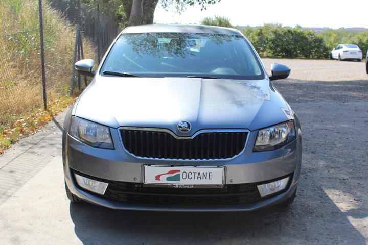 Grå Skoda Octavia fra 2014