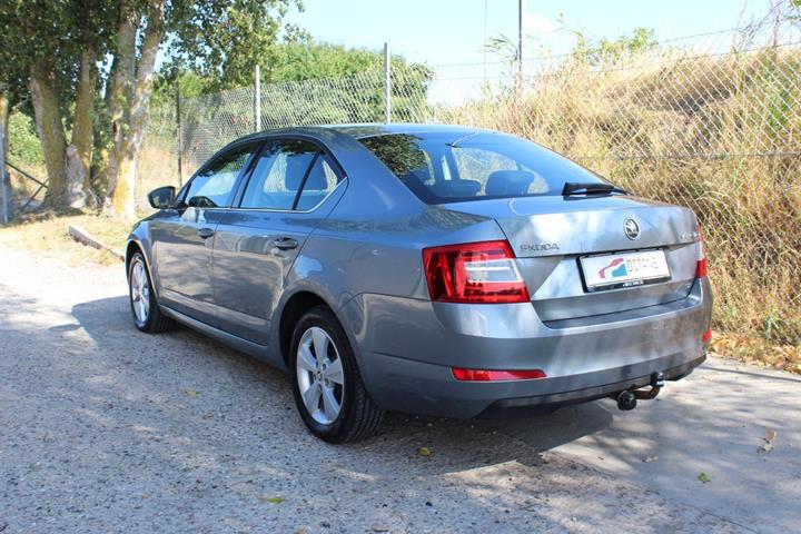 Grå Skoda Octavia fra 2014