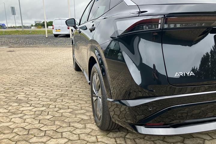 Sort Nissan Ariya fra 2026