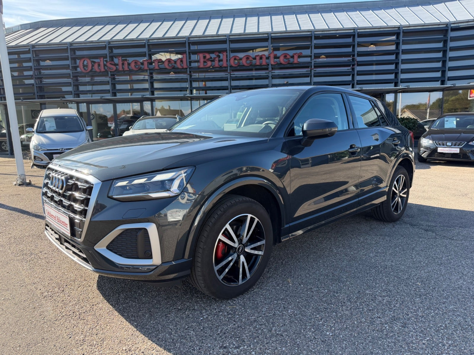Grå Audi Q2 fra 2021 set udefra