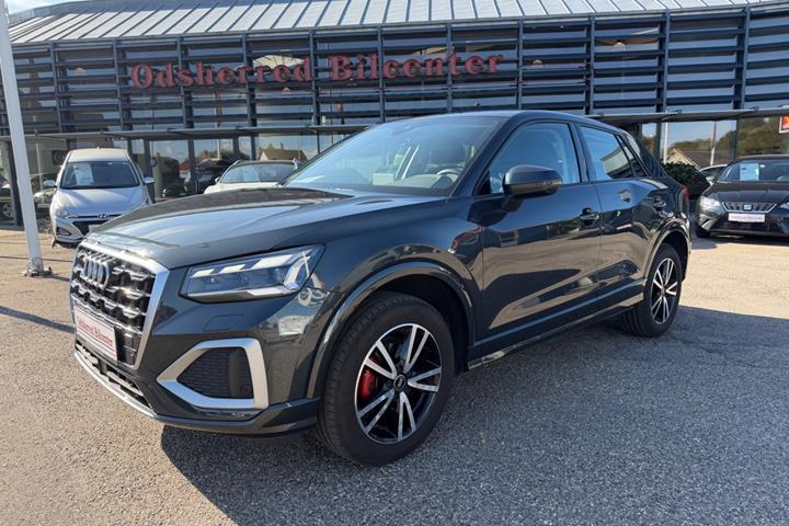 Grå Audi Q2 fra 2021 set udefra