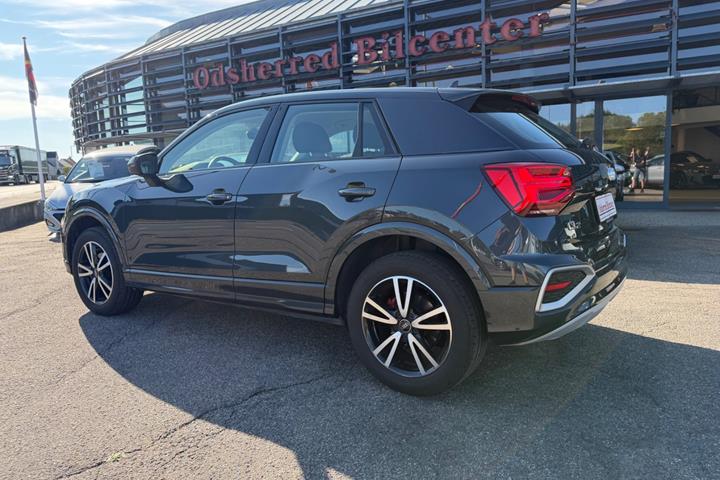 Grå Audi Q2 fra 2021