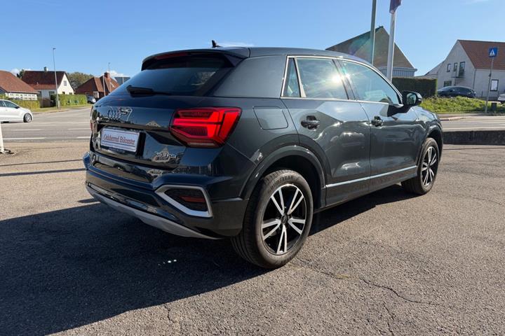 Grå Audi Q2 fra 2021