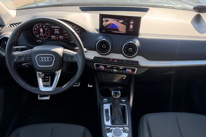 Grå Audi Q2 fra 2021