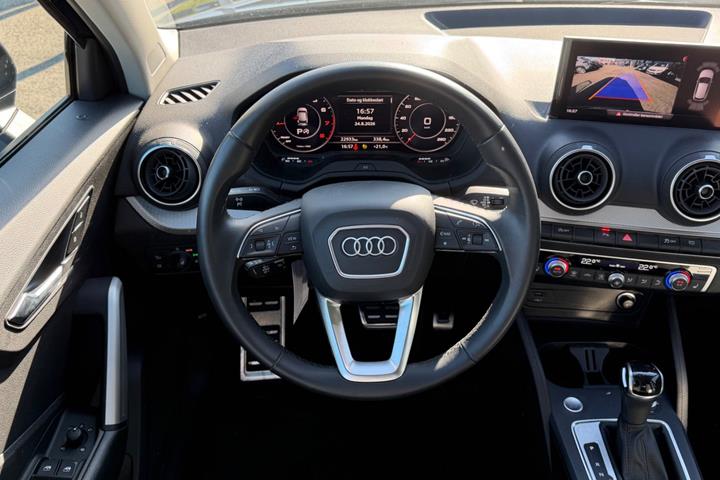 Grå Audi Q2 fra 2021