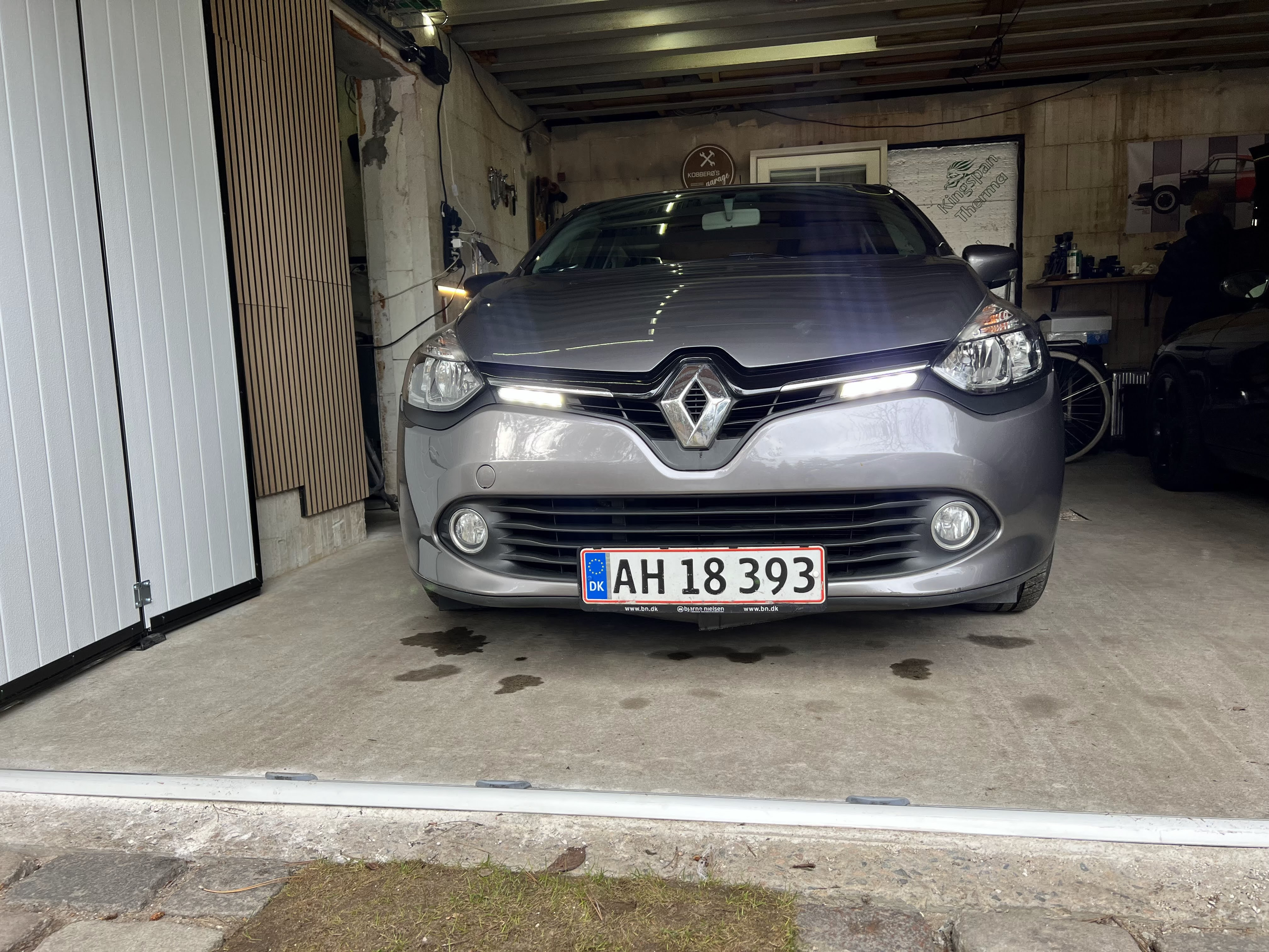 Grå Renault Clio IV fra 2013