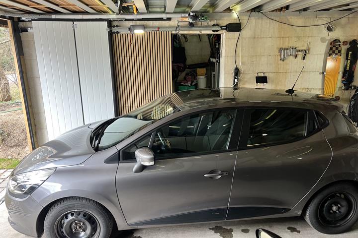 Grå Renault Clio IV fra 2013