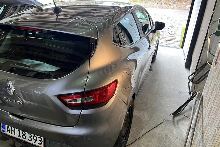 Grå Renault Clio IV fra 2013