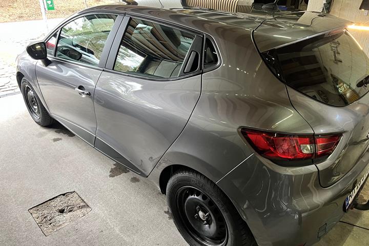 Grå Renault Clio IV fra 2013