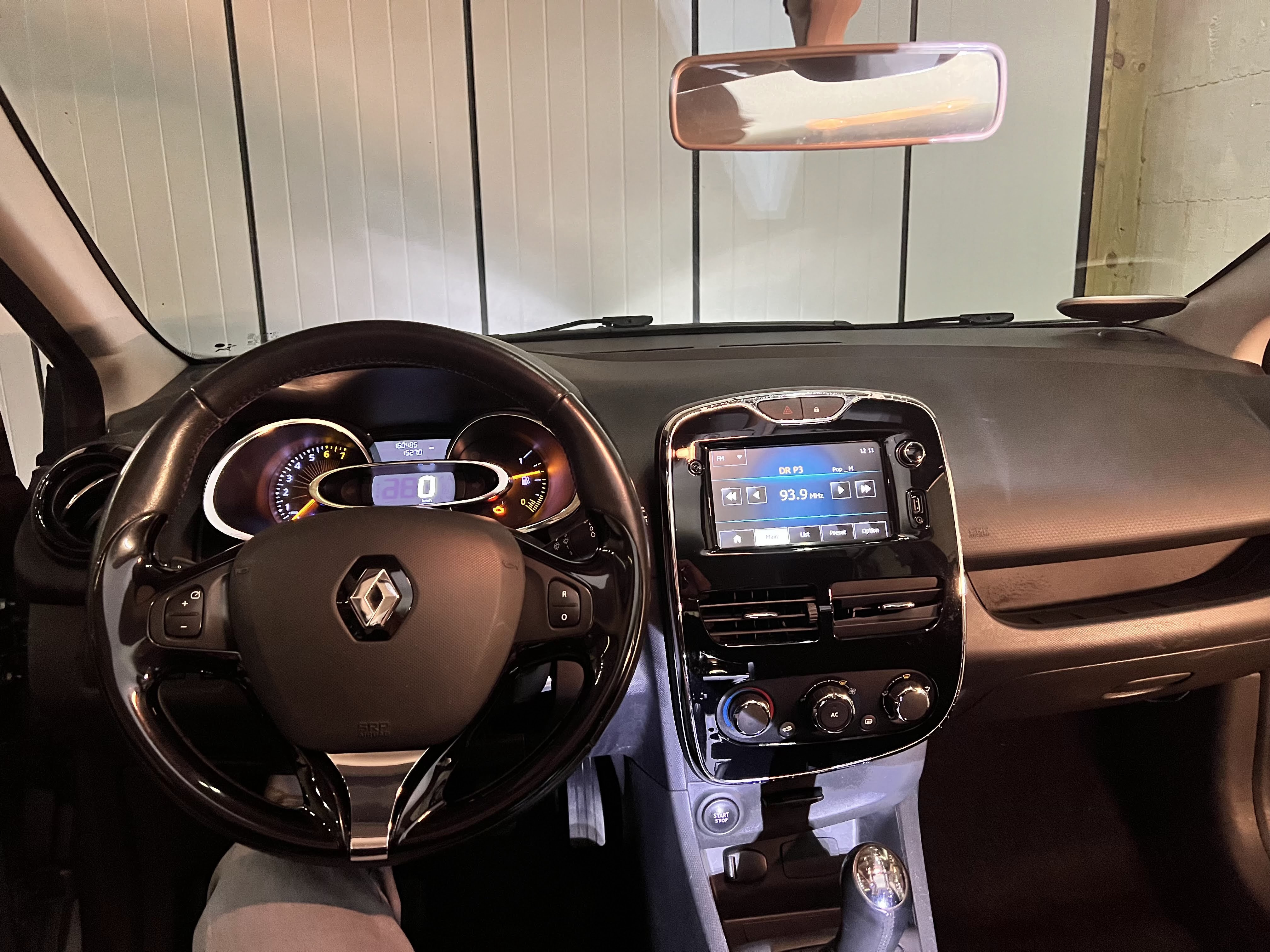 Grå Renault Clio IV fra 2013