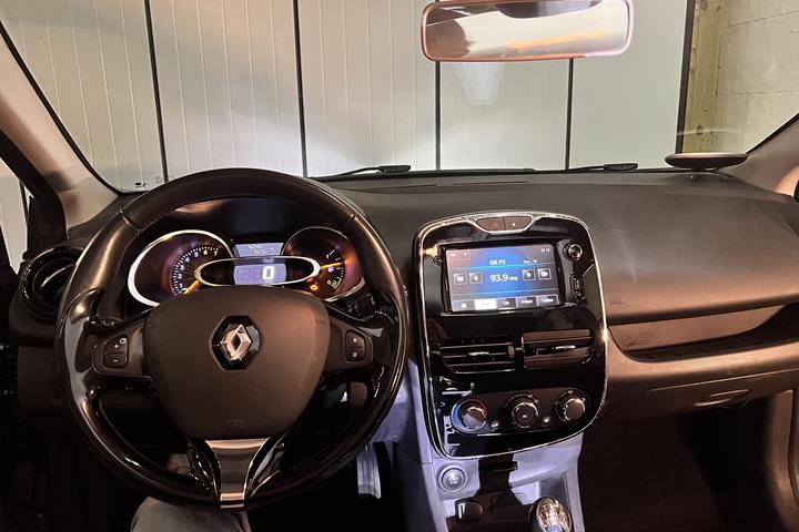 Grå Renault Clio IV fra 2013